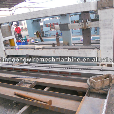 China PLC-gesteuerte Maschine zur Herstellung von Weißdrahtnetzen hoher Qualität fournisseur